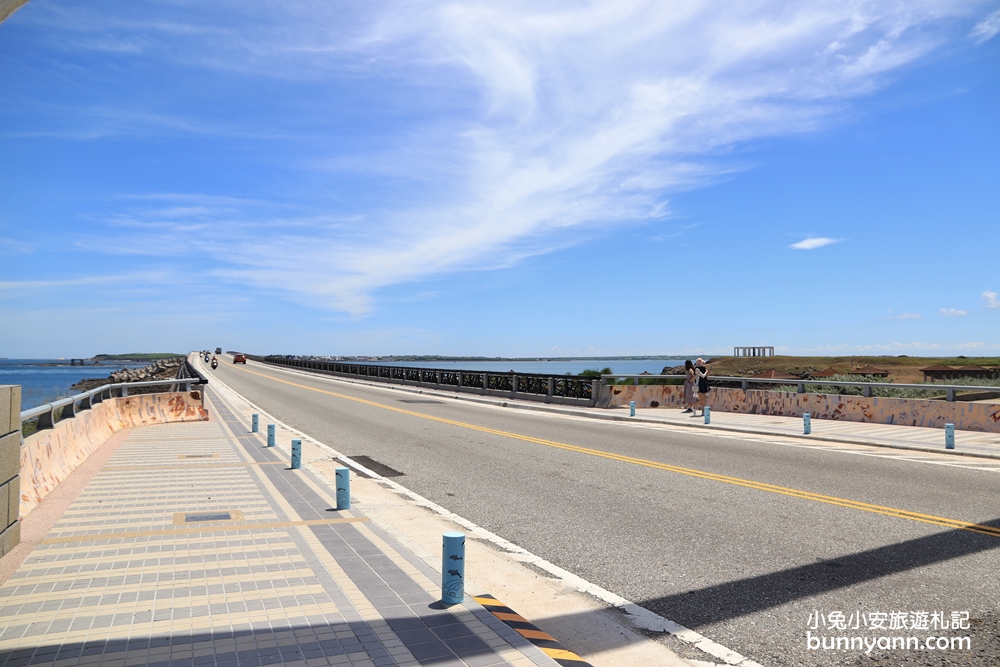 2024【澎湖跨海大橋】漂浮藍色海面上的微笑線條。