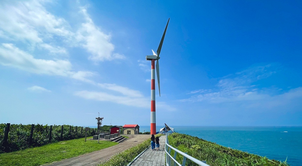網站近期文章：石門景點石門風力發電觀景台湛藍天空下的美麗風車。