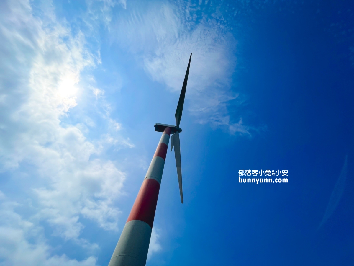 石門景點石門風力發電觀景台湛藍天空下的美麗風車。