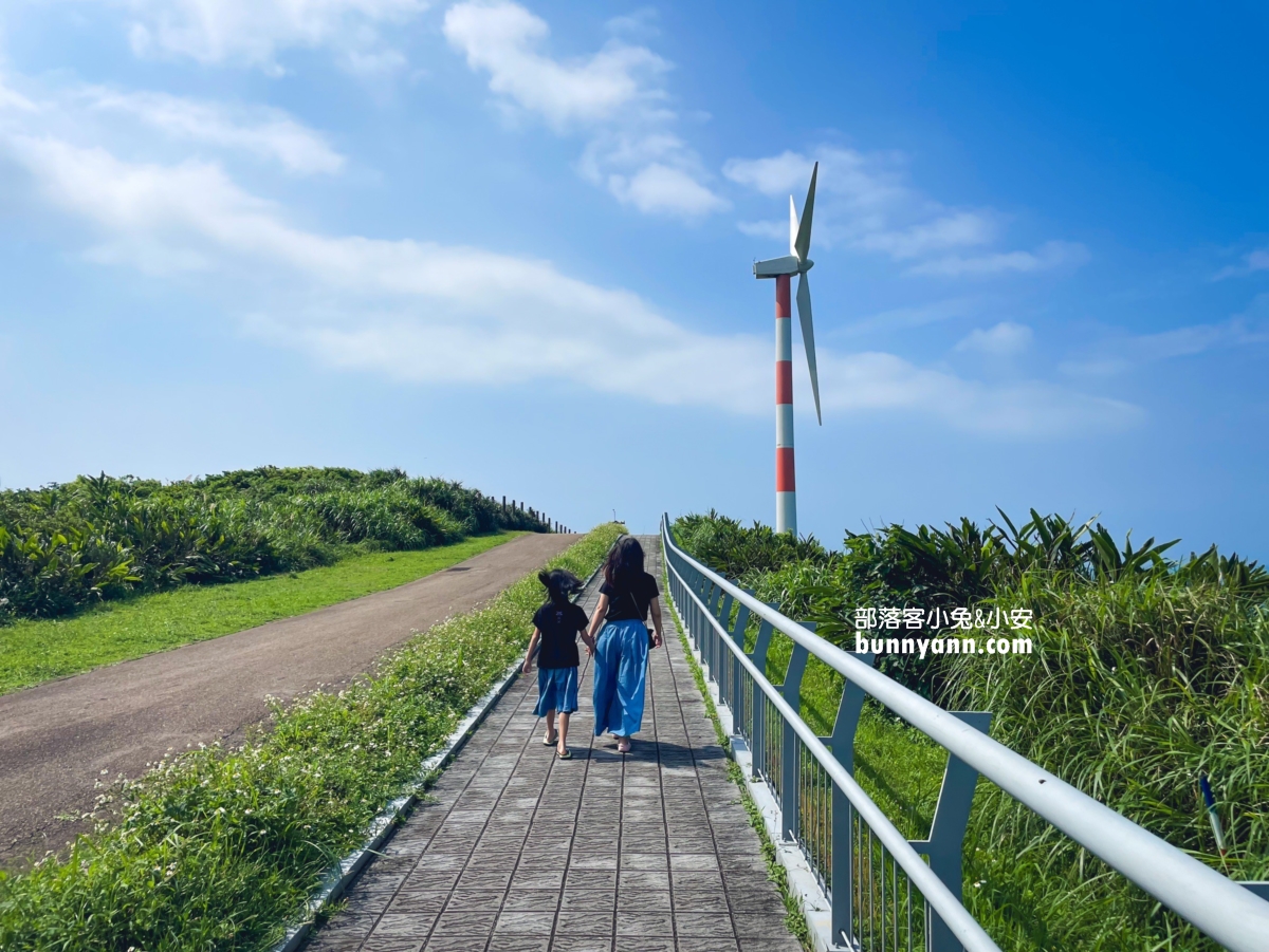 石門景點石門風力發電觀景台湛藍天空下的美麗風車。