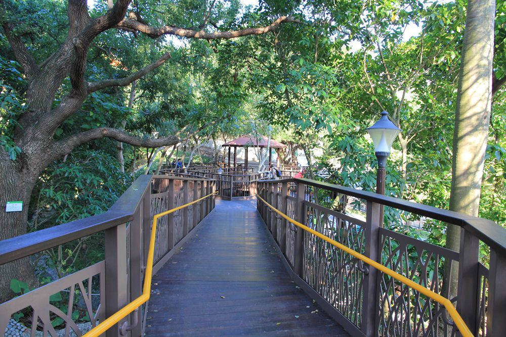 台北親子景點 | 天母東和公園免費玩兩層樓旋轉溜滑梯、湯姆歷險記森林遊樂場、木屑鋪面超有心～