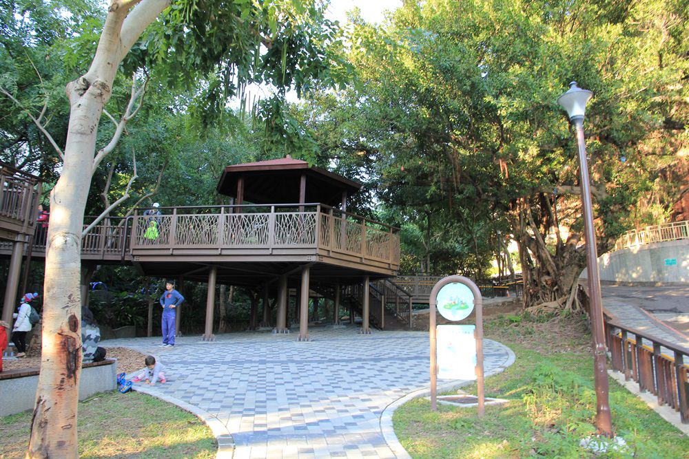 台北親子景點 | 天母東和公園免費玩兩層樓旋轉溜滑梯、湯姆歷險記森林遊樂場、木屑鋪面超有心～