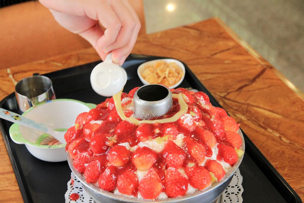 台南草莓冰 | 夢幻蜜拉火山草莓冰，踏雪尋莓酸甜草莓冰超好吃～