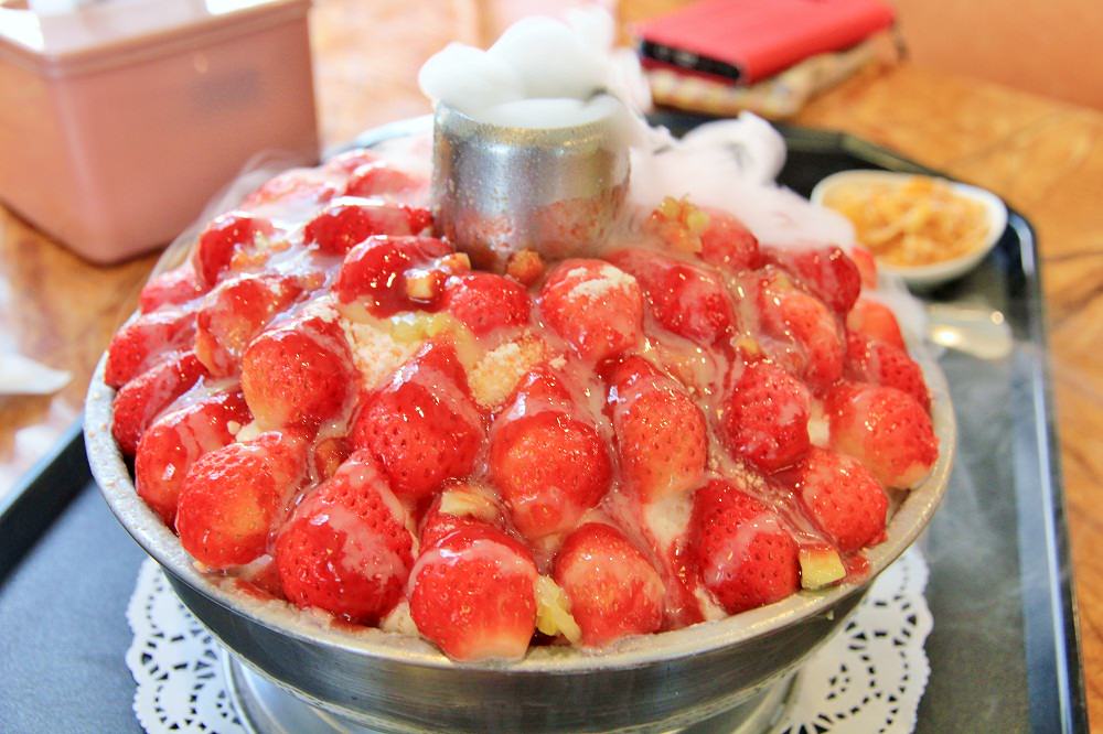 台南草莓冰 | 夢幻蜜拉火山草莓冰，踏雪尋莓酸甜草莓冰超好吃～