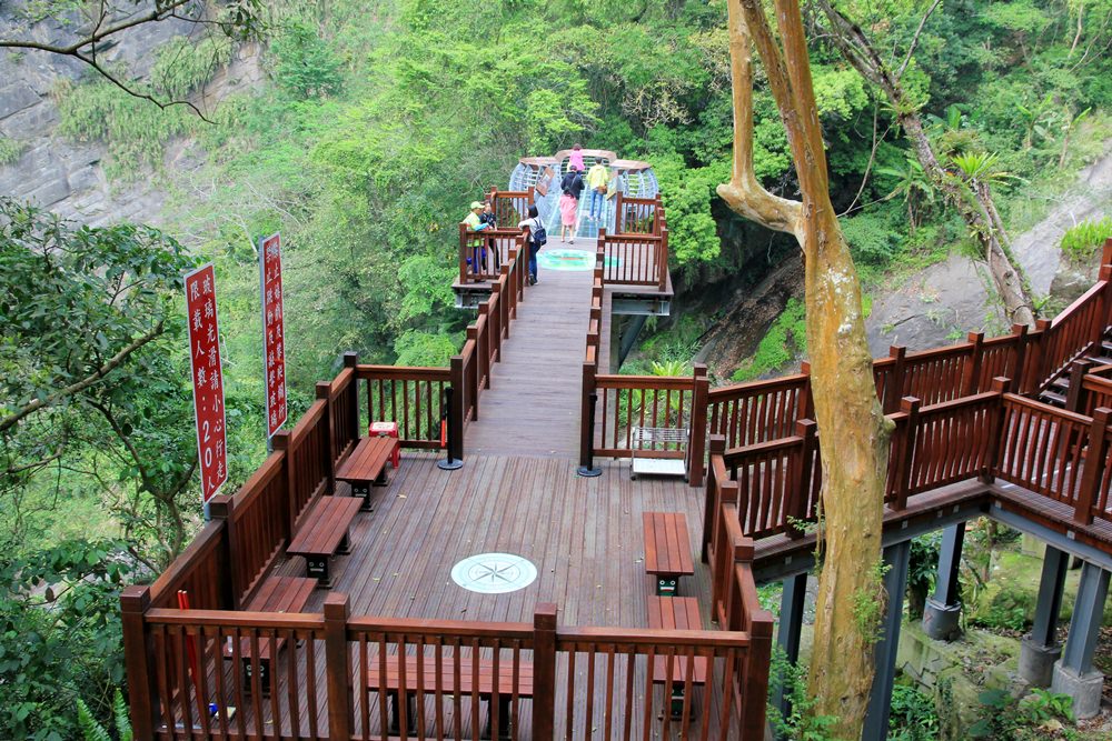 尖石青蛙石天空步道，新竹唯一玻璃景觀平台賞彩虹飛瀑，親近大自然的好地方～