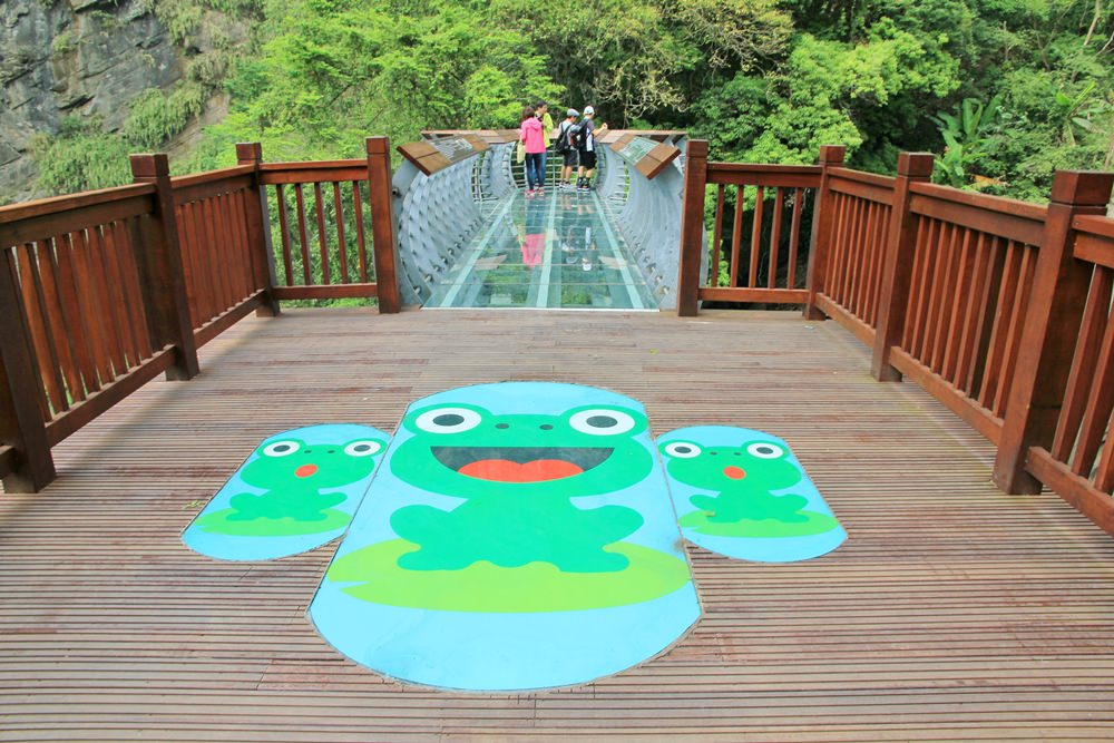 尖石青蛙石天空步道，新竹唯一玻璃景觀平台賞彩虹飛瀑，親近大自然的好地方～