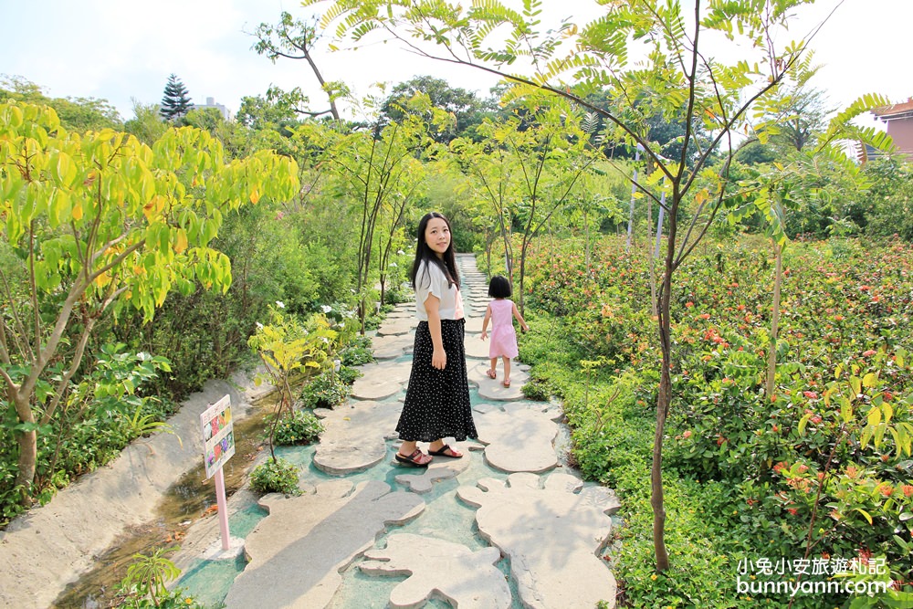 桃園新景點》暢遊台灣地景花園，溪流上盪鞦韆、美拍千坪異國花園、冰涼戲水池玩到翻～