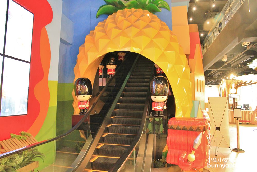 高雄景點》維格餅家高雄黃金菠蘿城堡，空中花園、免費試吃，來去鳳梨王國玩～