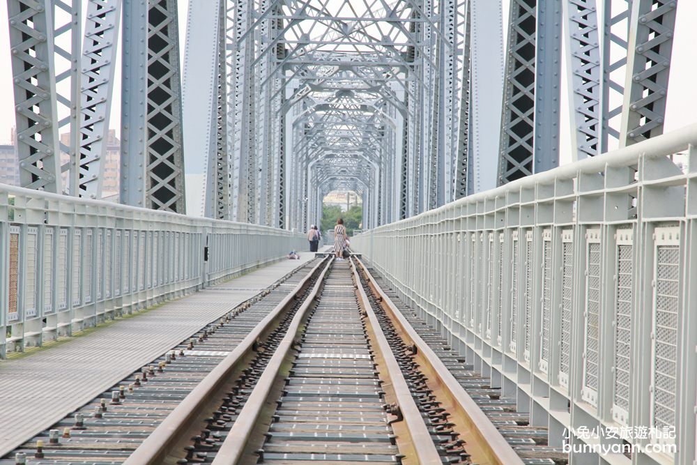 高雄景點》大樹舊鐵橋天空步道，草地野餐、漫步鋼骨鐵橋步道，拍火車飛馳超有趣~