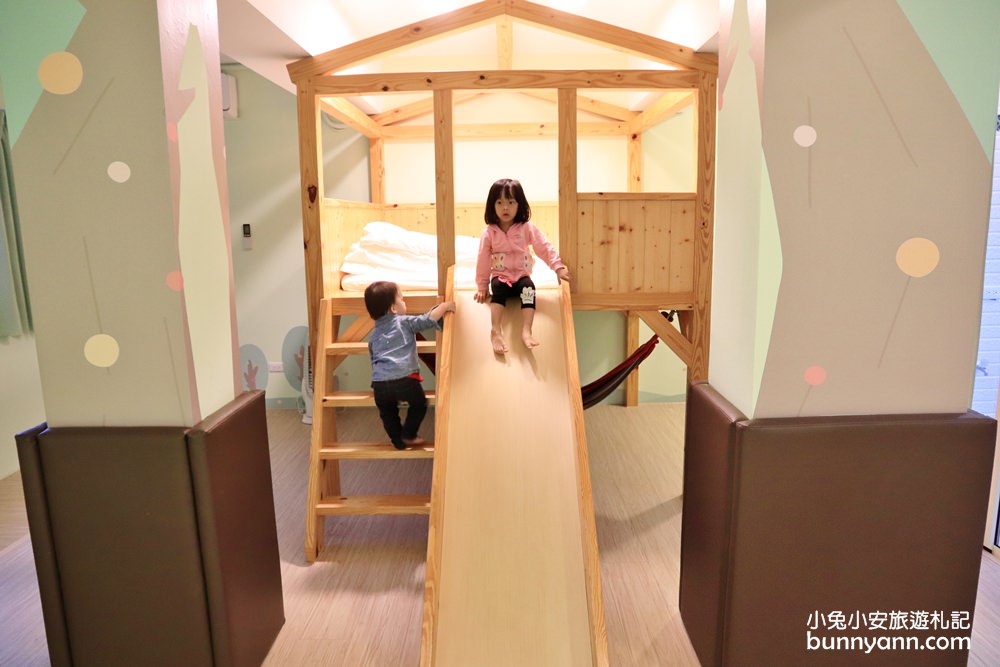 台中親子民宿》Kids-box溜滑梯房，小孩會愛樹屋溜滑梯和變裝派對超好玩~（暫停營業）