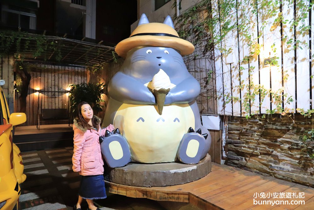 台南景點》藏金安平貓小巴，跟巨大龍貓公仔一起吃金箔雙淇淋！