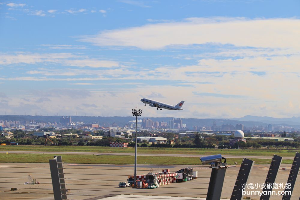 桃園景點》桃園機場第二航廈觀景台，飛機離我好近喔！復古老街景好美麗～