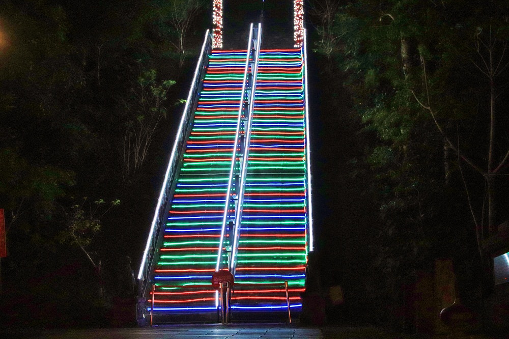 宜蘭景點》2020員山燈會，全台最閃亮超長彩虹階梯在這！星光隧道好好拍～