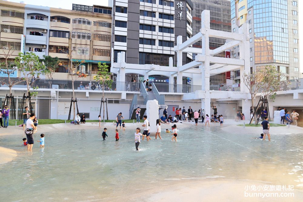 台南市區就能玩水！河樂廣場古羅馬風親水區，賞夕陽玩水都行