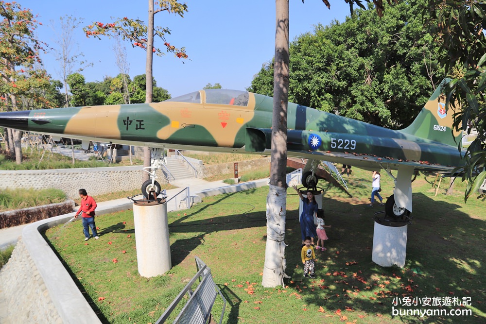 台南景點》水交社文化園區，飛行親子館好好玩，還有超大台戰鬥機喔!