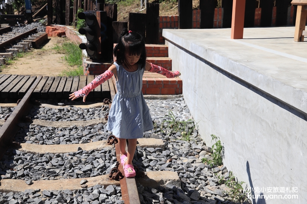 台南新景點》免費拍!最新鐵支路公園，停靠在牛稠子車站，盡情漫步鐵軌～