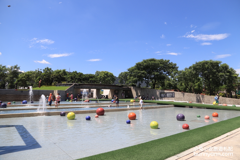 新北景點》鶯歌陶瓷博物館，水廣場免費玩水玩沙超消暑，親子遊戲室真有趣~