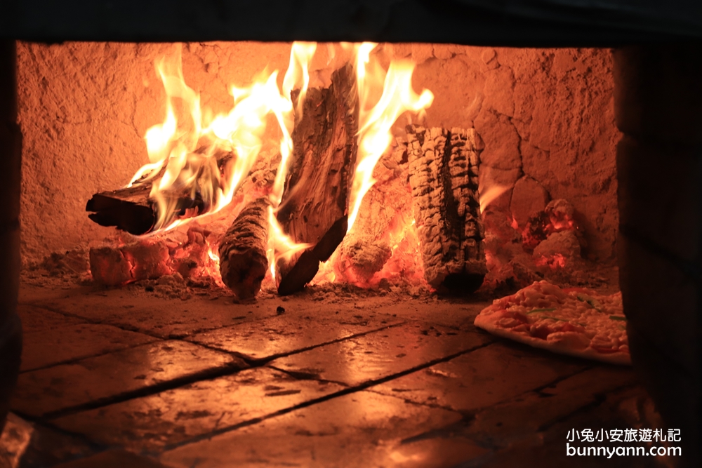 墾丁「紅磚窯手工窯烤pizza」荔枝木磚窯烘烤，現吃一片回味無窮