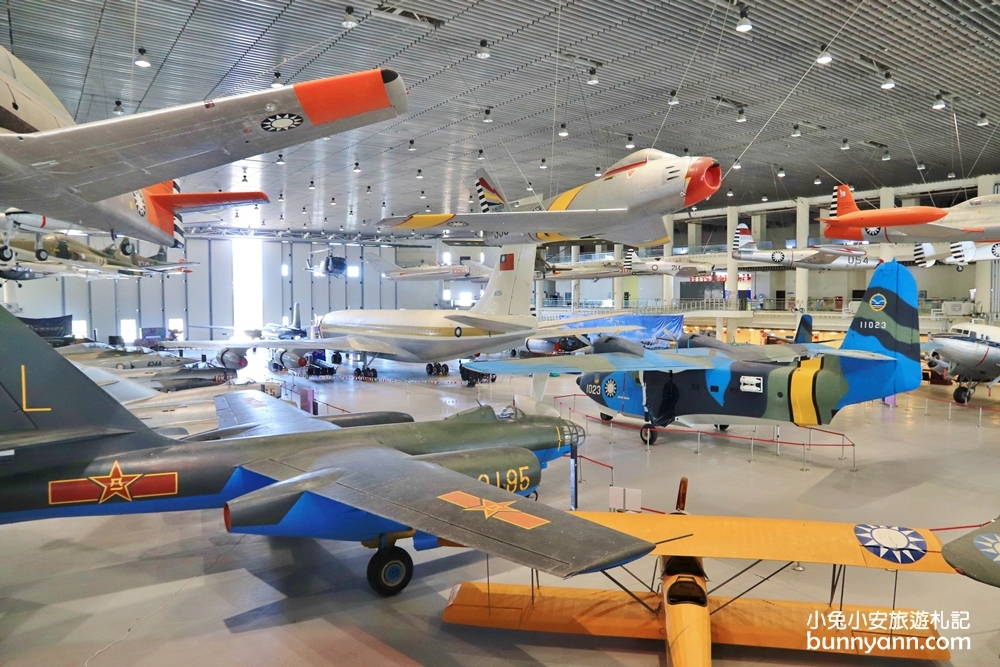 高雄景點岡山航空教育展示館，戰鬥機展示館與穿帥氣軍裝