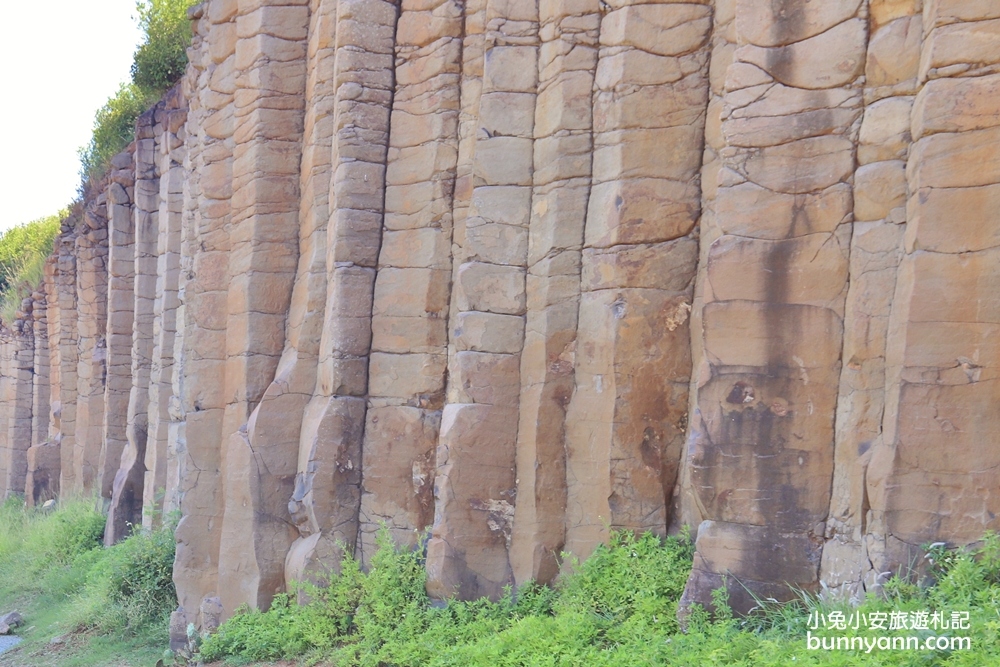 澎湖景點》世界級拍照點！池東大菓葉玄武岩，像瀑布的岩石地景超壯觀～