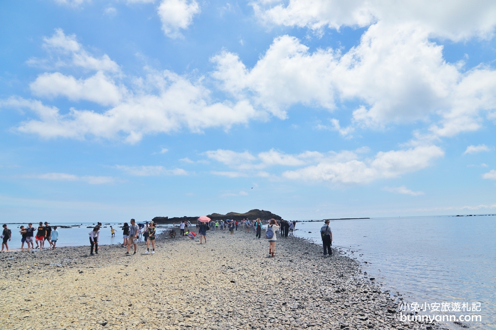 澎湖奎壁山摩西分海，漫步唯美海中央道路，搭配藍天白雲超美