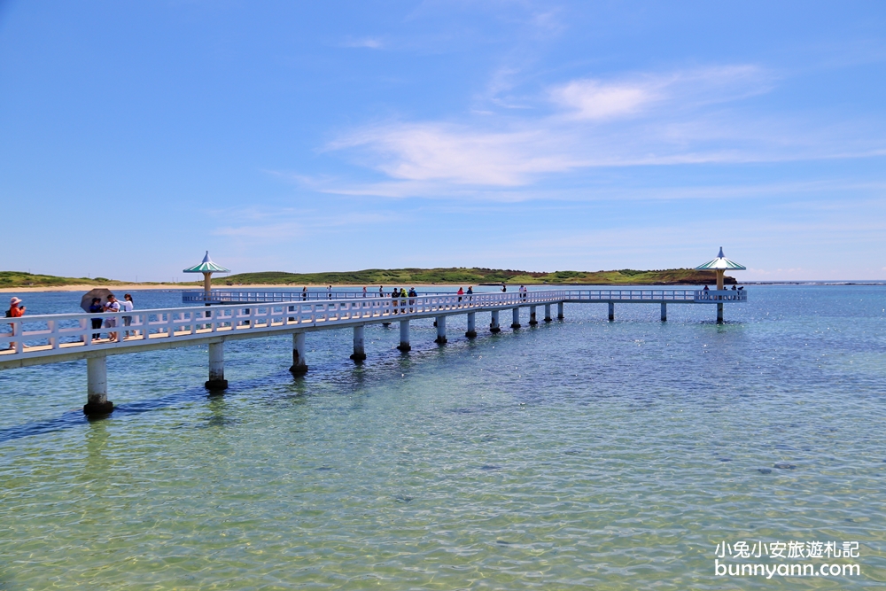 澎湖景點西嶼小池角雙曲橋，彷彿倘佯馬爾地夫浪漫海平面
