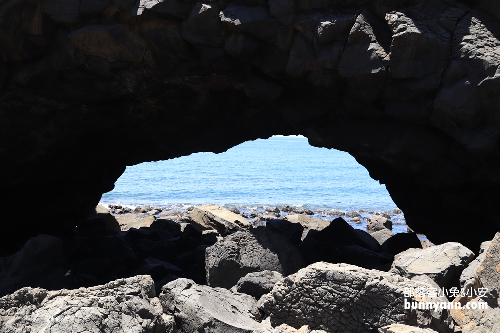 澎湖景點》探訪海蝕洞！巨大鯨魚洞超夯IG景點，壯麗海岸線別錯過～
