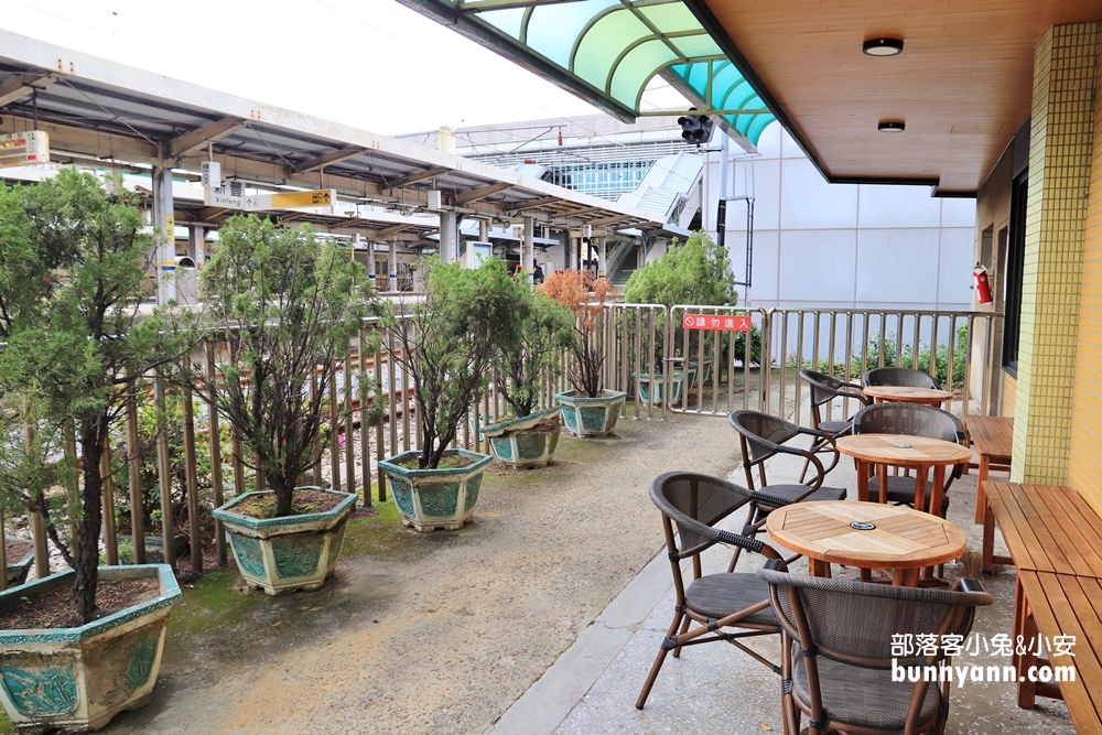 新竹》全台首間舊火車站改建星巴克！喝咖啡看火車，隱藏版美拍景點！
