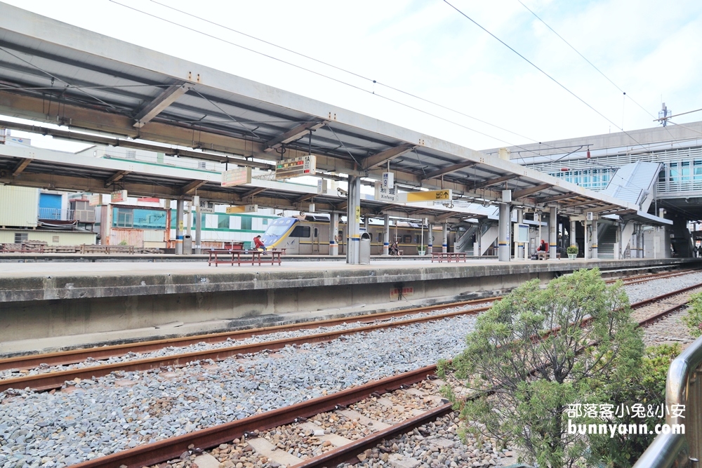 新竹》全台首間舊火車站改建星巴克！喝咖啡看火車，隱藏版美拍景點！