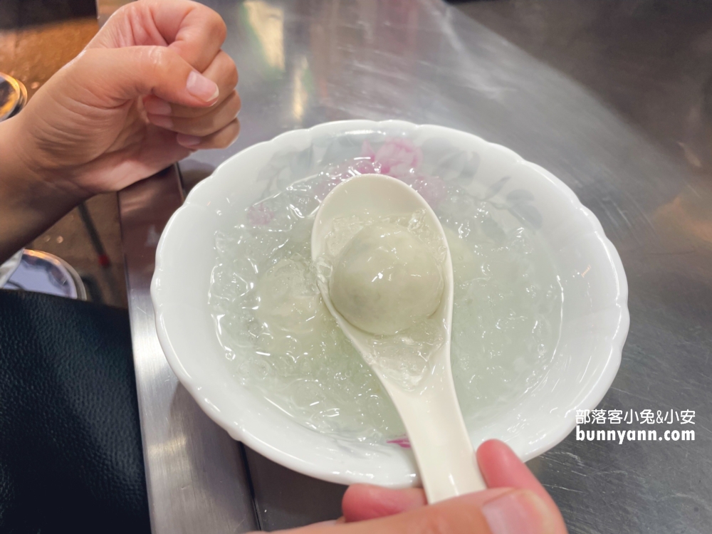 愛四路「全家福元宵」酒釀芝麻湯圓風味獨具，逾50年老店還可外帶生湯圓。