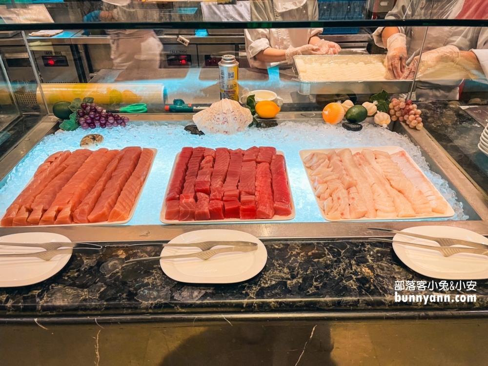 台北推薦「圓山大飯店松鶴廳」物超所值自助餐，清蒸三點蟹超好吃。