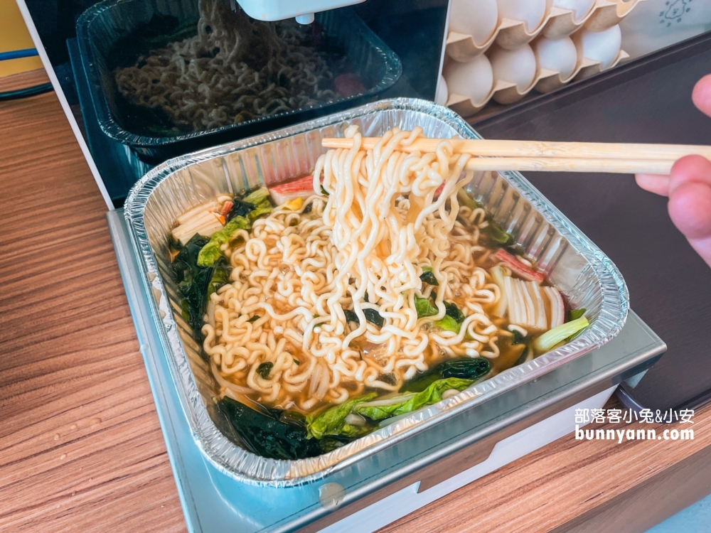 宜蘭美食推薦》嗶啵下麵(韓國無人拉麵店)，29種泡麵和多種小菜自己夾。