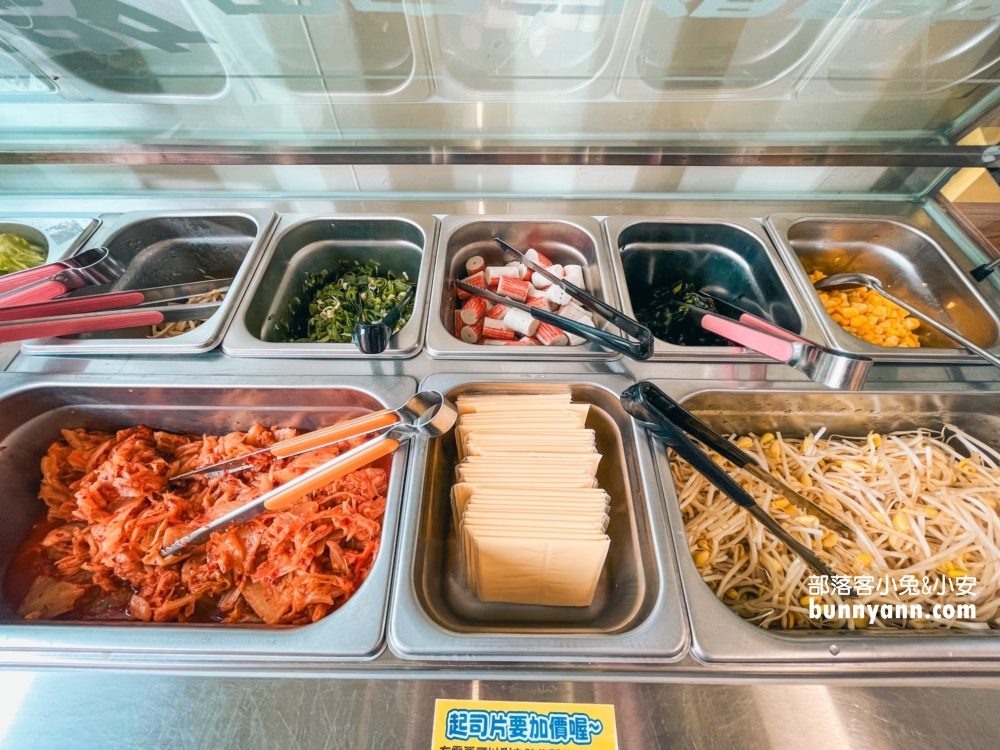 宜蘭美食推薦》嗶啵下麵(韓國無人拉麵店)，29種泡麵和多種小菜自己夾。