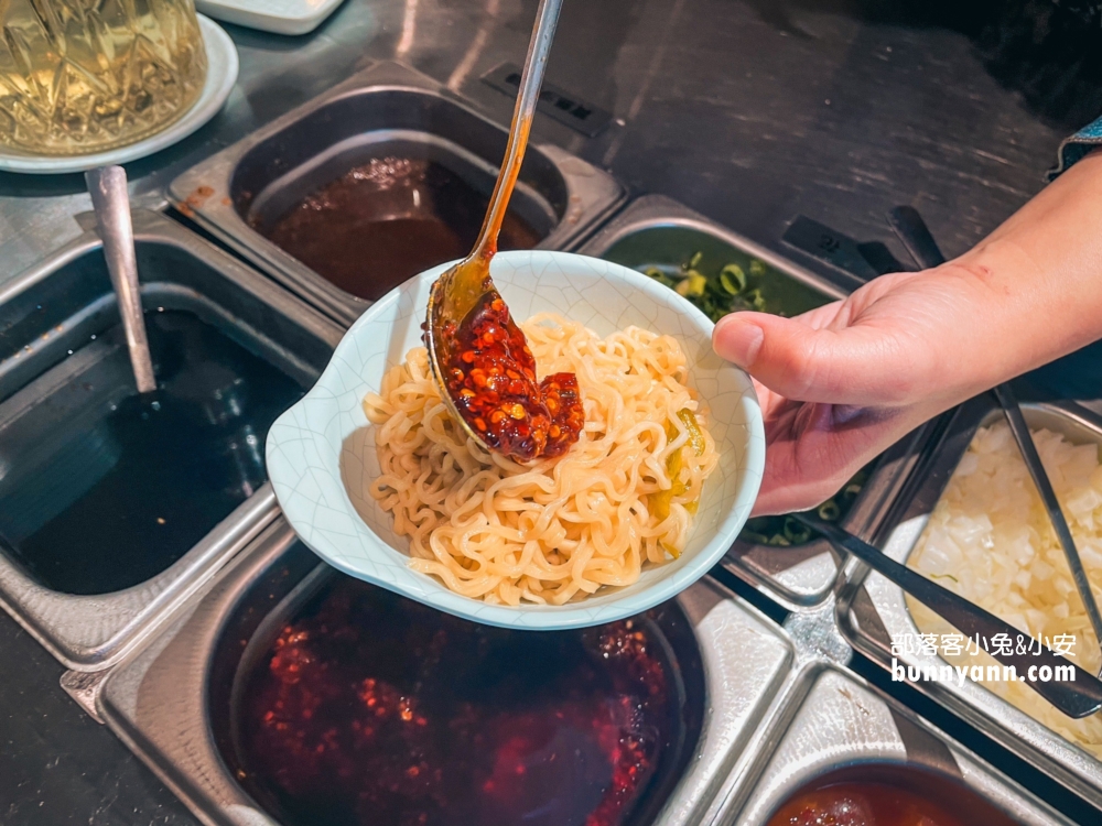 肉多多火鍋 台北西門店，最低349元起享受40多種的自助吧吃到飽，連續三年網路聲量與好感度第一名。