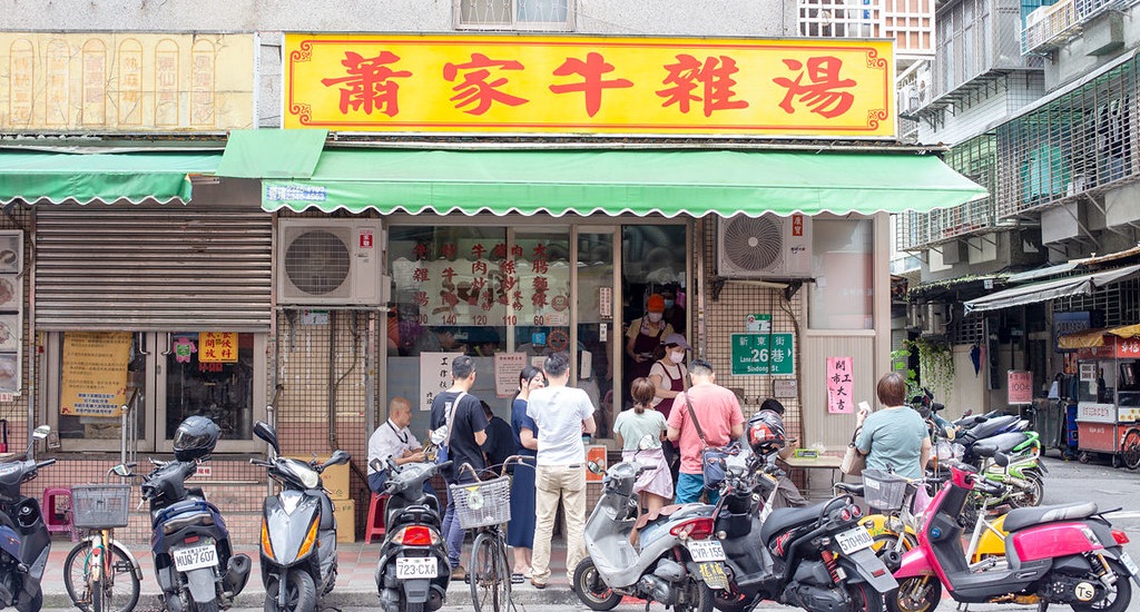 網站近期文章：民生社區「蕭家牛雜湯」30年排隊老店，牛肉炒麵、牛雜湯好喝來一套。