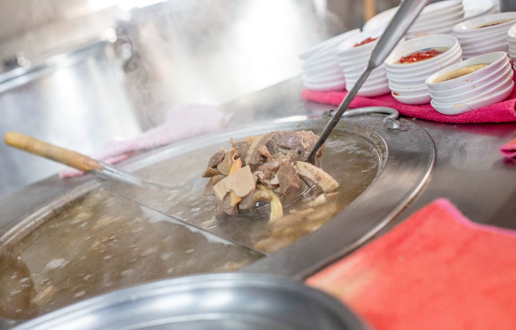 民生社區「蕭家牛雜湯」30年排隊老店，牛肉炒麵、牛雜湯好喝來一套。