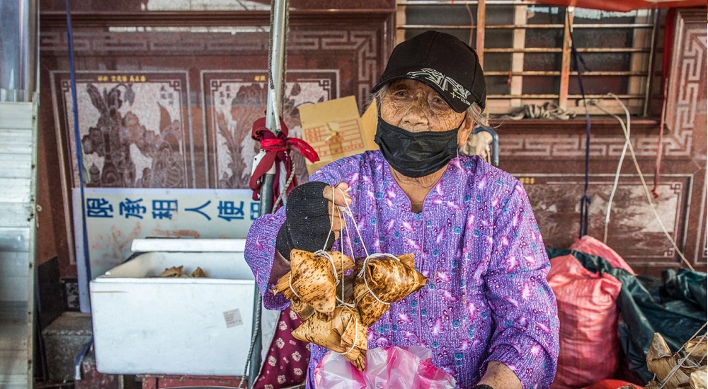 石門林蜂肉粽，高齡95歲阿嬤的肉粽攤，十八王公必買肉粽 @小兔小安*旅遊札記