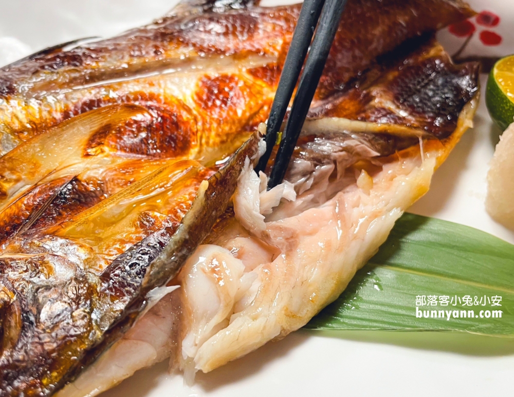 《大鵬壽司》躲在南京三民站巷弄內！平價生魚片丼飯、大鮑魚…爽嗑美味壽司店