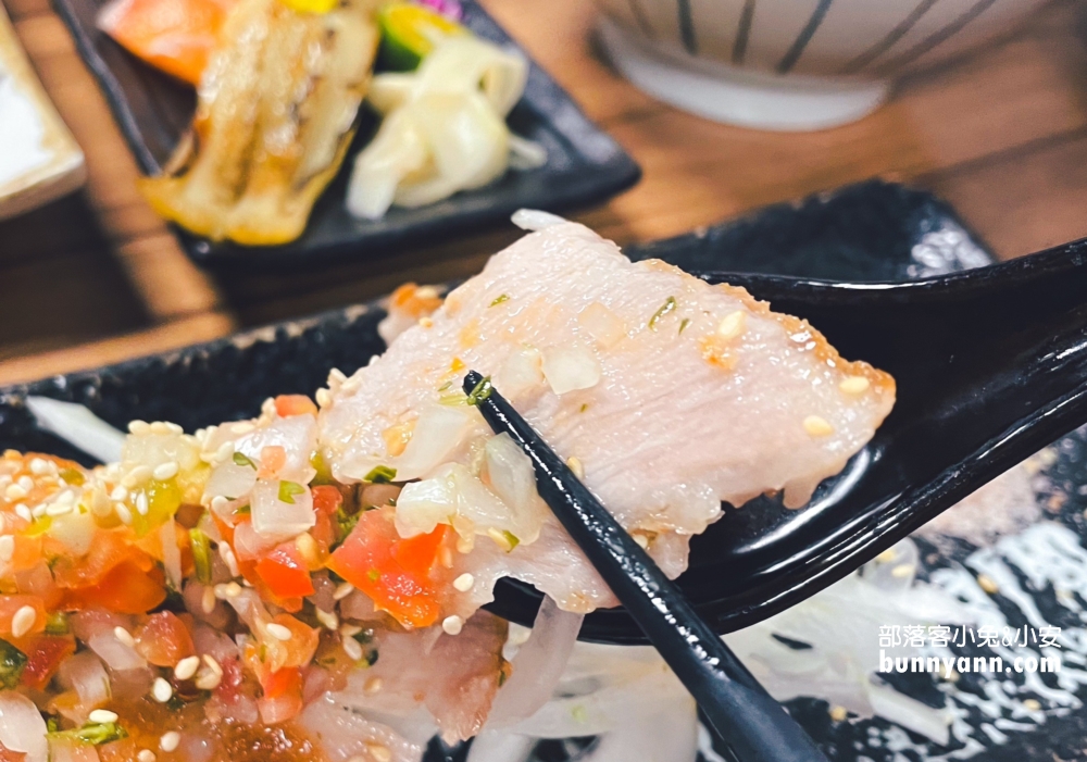 《大鵬壽司》躲在南京三民站巷弄內！平價生魚片丼飯、大鮑魚…爽嗑美味壽司店