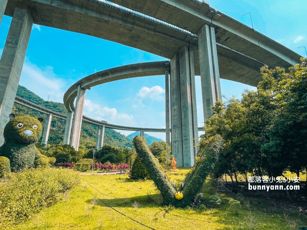 南投橋聳雲天綠雕園區，壯觀高速公路建築景色