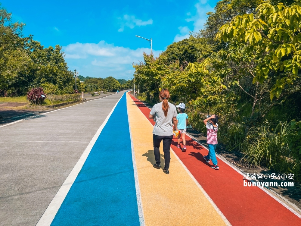 基隆景點暖暖運動公園超長溜滑，散步吊橋與彩色跑道
