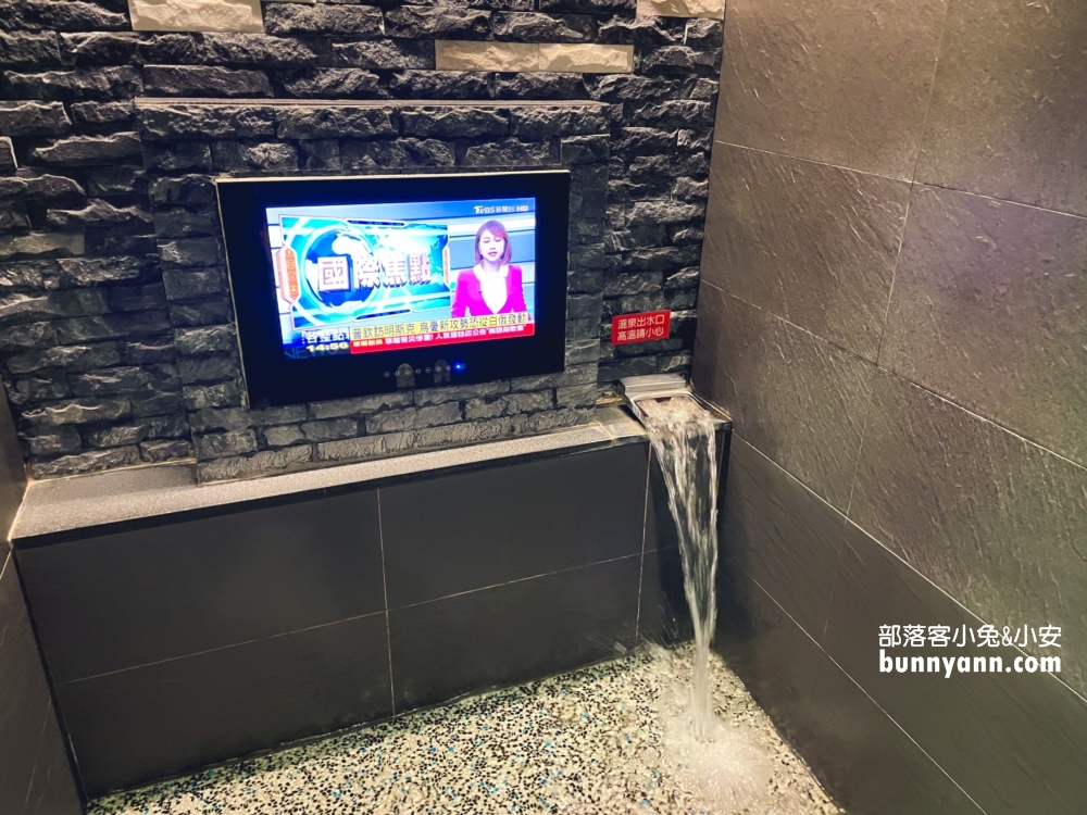 烏來【龍門精緻溫泉民宿】一人兩百元平價湯屋，有按摩大池和電視