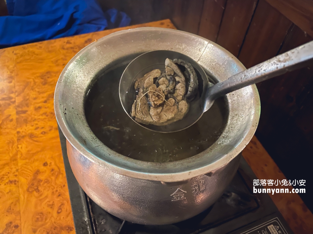 【奇峰石溫泉山莊】用餐就送來自陽明山原湯的溫泉湯屋