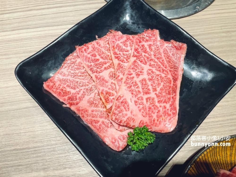 【羊角炭火燒肉】超大片牛舌，飽食日本和牛，現撈泰國蝦超讚!!