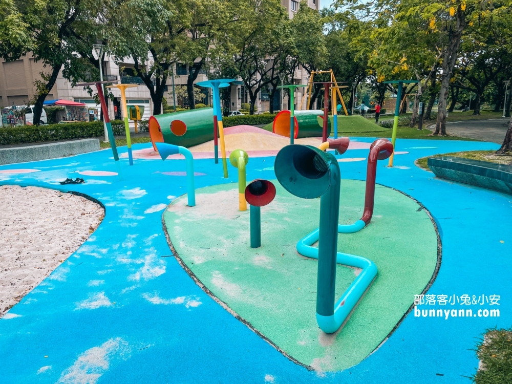免費玩的「蓮池潭兒童公園」超棒，暢遊地景公園、童話世界場景
