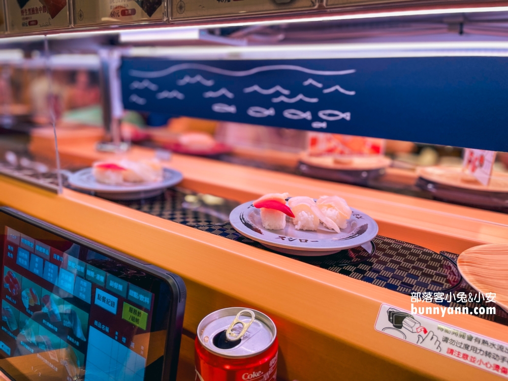 基隆美食》壽司郎(基隆站前店)，有港都夜景可賞的壽司店。