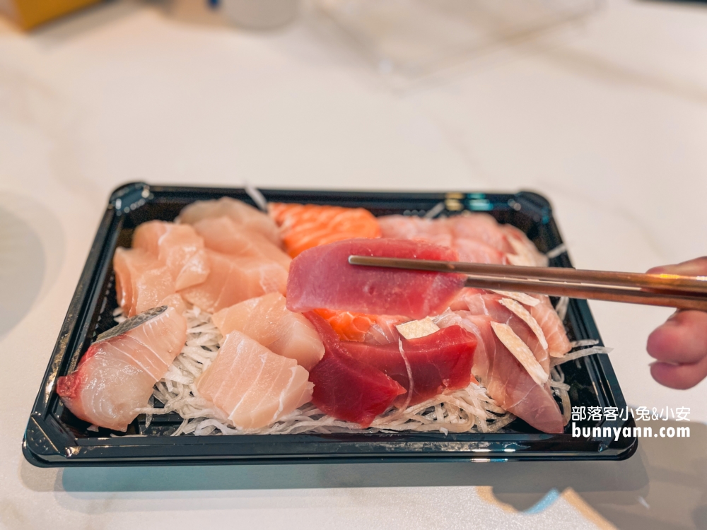 【榮生魚片】基隆成功市場美食推薦，550元買28片綜合生魚片