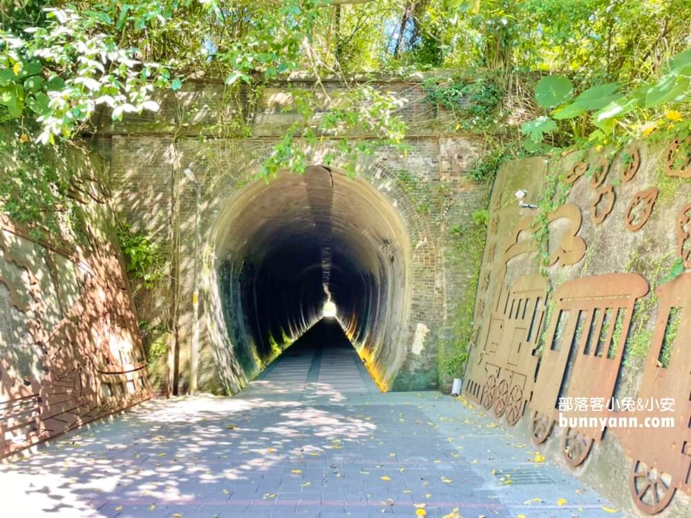 【新北】五堵台鐵舊隧道自行車道，神隱少女隧道藏在這裡