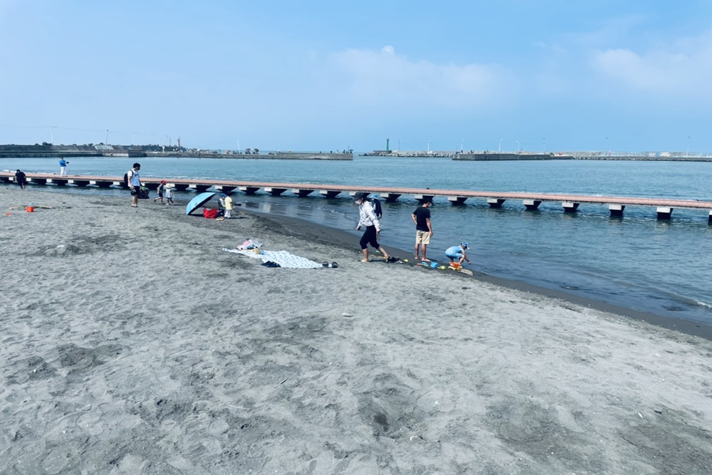 高雄【彌陀漁港海岸光廊】免費玩水景點，海浪木棧道介紹