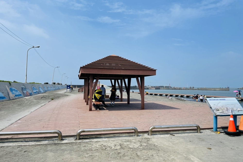 高雄彌陀漁港海岸光廊，免費玩水景點，海浪木棧道交通&攻略
